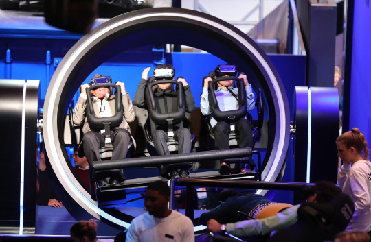 삼성 VR 4D 체험      (라스베이거스=연합뉴스) 안정원 기자 = 5일 오전(현지시각) 미국 라스베이거스  컨벤션센터(LVCC)에서 개막한 세계최대 가전 전시회인 'CES(Consumer Electronics Show.국제전자제품 박람회)에서 참가자들이 삼성전자 VR 4D 체험을 하고 있다.   2017.1.6      jeong@yna.co.kr  (끝)